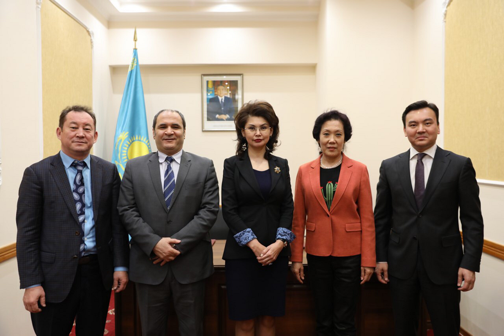 Qazaq ádebıetiniń jınaqtary qytaı, arab tilderinde jaryq kóredi