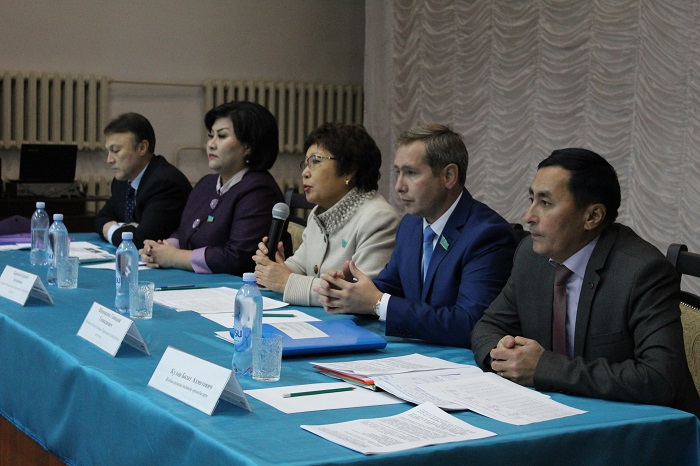 Májilis depýtattary Aqtóbeniń shalǵaı aýdandaryna bardy