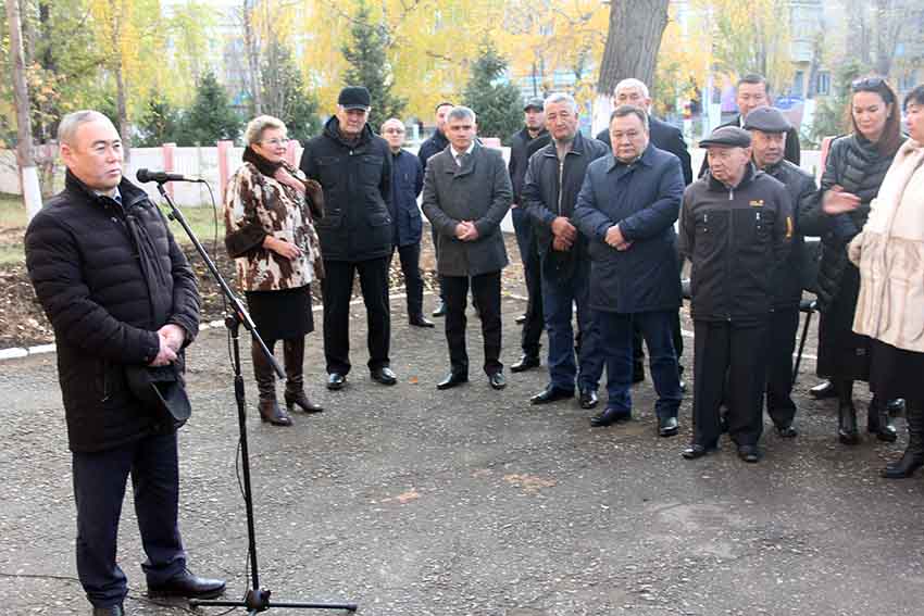 Rýdnyıda Oral Muhamedjanovqa eskertkish taqta ilindi