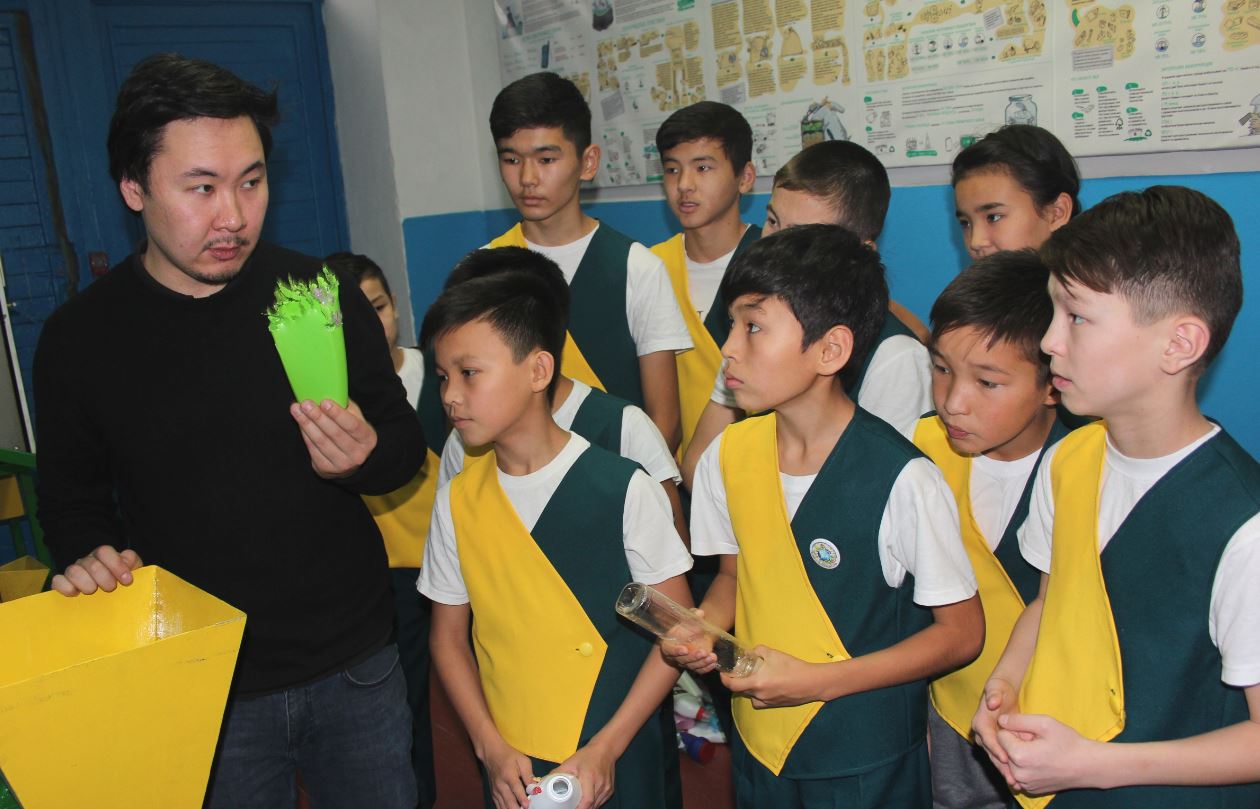 Rýdnyı qalasyndaǵy mektepte plastıkti óńdeý sheberhanasy ashyldy