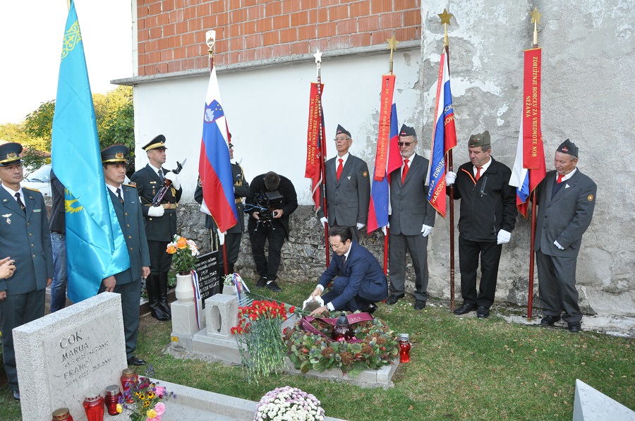 Jaýynger «Kasse Sebero» qabirine Qazaqstan jeri salynǵan kapsýla qoıyldy