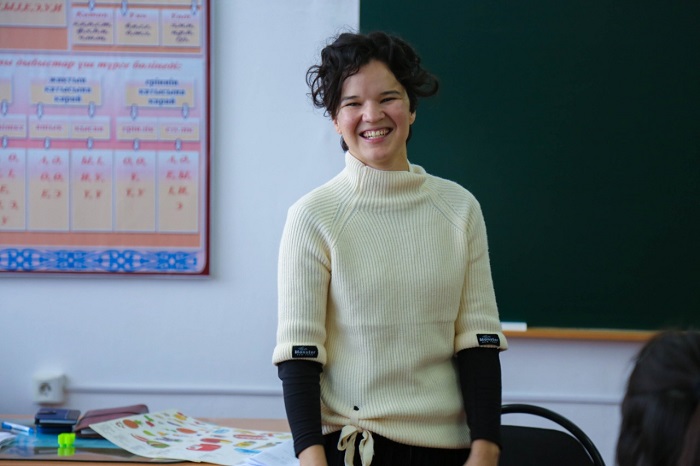 Amerıkalyq eriktiler aýyl balalaryna aǵylshyn tilin úıretýde