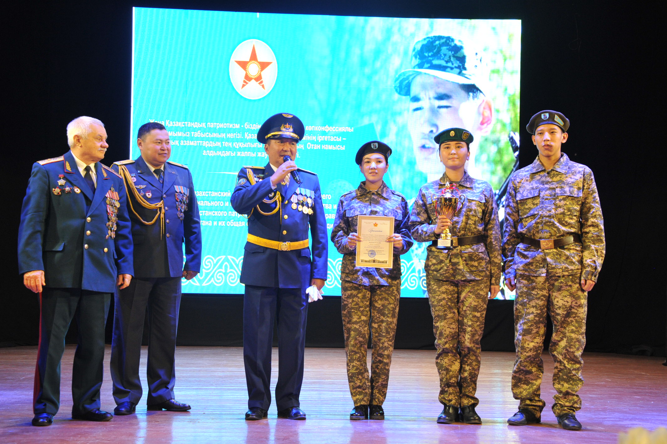 Semeıde «Shaqyrylýshy kúni» áskerı-patrıottyq aksııasy ótti