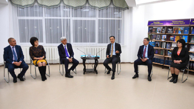 B. Saǵyntaev bilim berý salasynyń qyzmetkerlerimen kezdesti