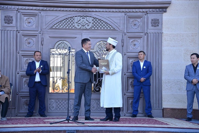 Otyrarlyq kásipker 1000 adamdyq meshit salyp berdi