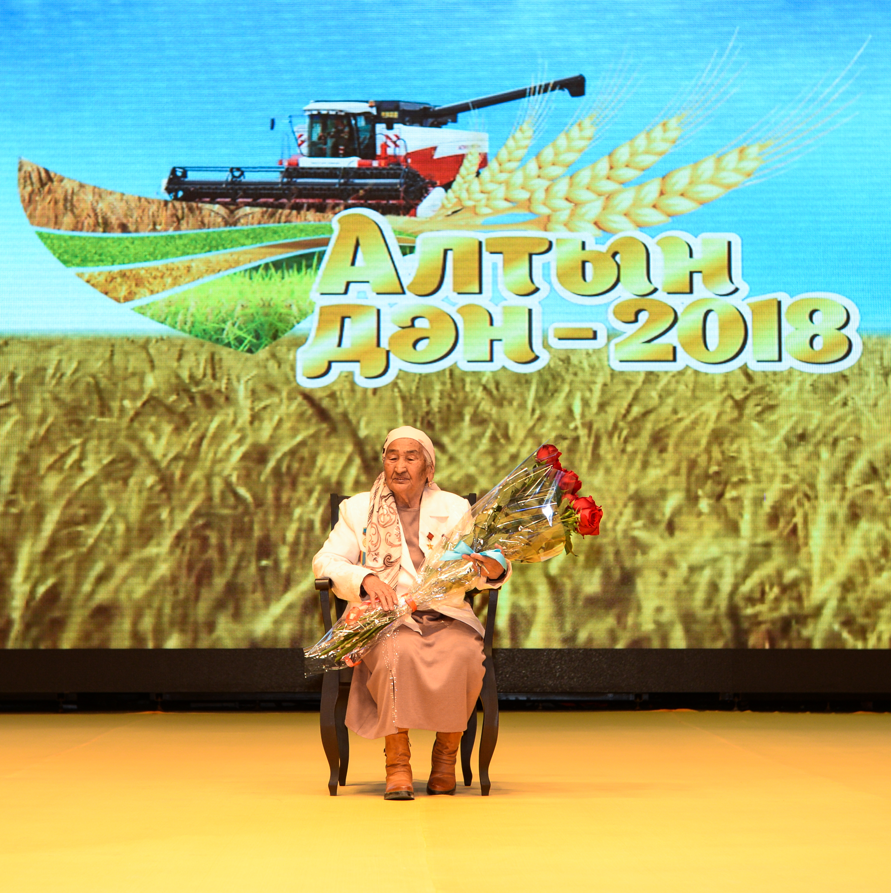 Qyzylorda oblysynyń ákimi eńbek erine jańa úıdiń kiltin tabystady