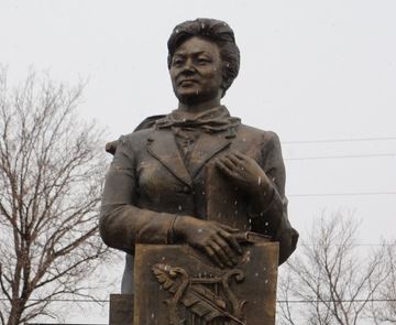 ShQO-da aqyn Tursynhan Ábdirahmanovaǵa eskertkish qoıyldy