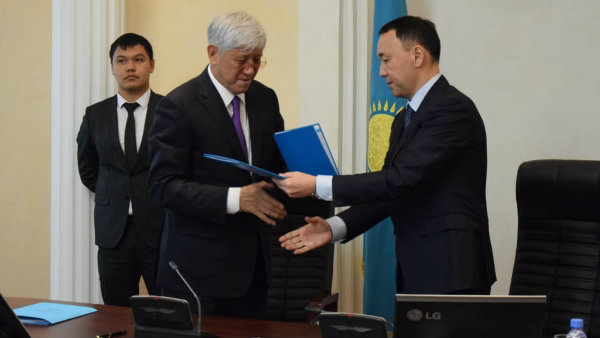 Qostanaı men Almaty oblystarynyń ákimderi óńiraralyq yntymaqtastyq memorandýmyna qol qoıdy