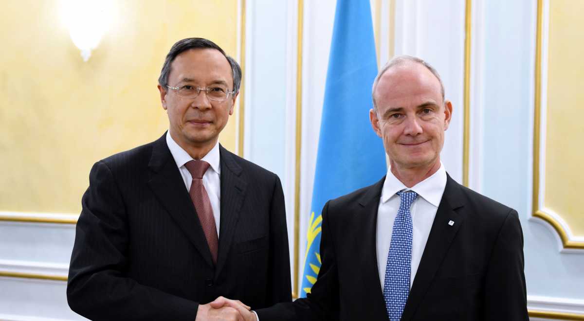 Qaırat Ábdirahmanov Qyzyl Krest vıse-prezıdenti J. Karbonemen kezdesti