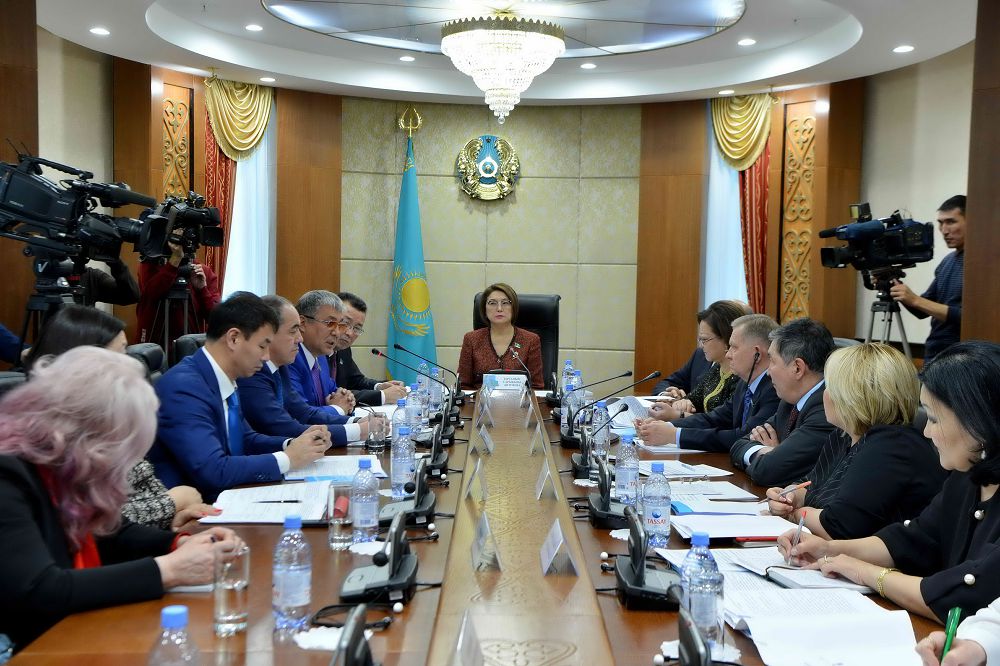 Senatta mektepke deıingi tárbıe men oqytý máseleleri talqylandy