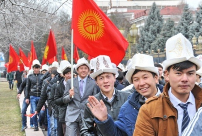 Qyrǵyzstanda aq qalpaqty qorlaǵandarǵa aıyppul salynady