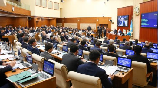 Májilis úsh jyldyq bıýdjetti maquldady