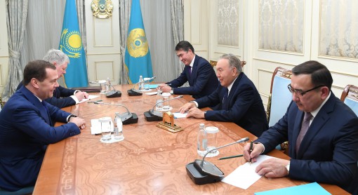 Nursultan Nazarbaev Dmıtrıı Medvedevpen kezdesti