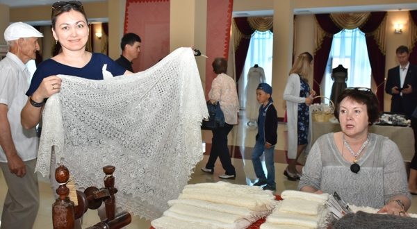 Aqtóbede «Maǵan oramal syılańyz» atty kórme ótti