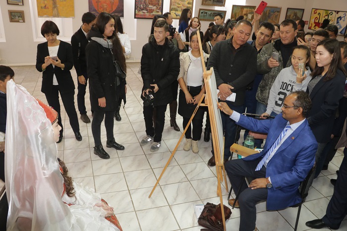 Oralda qylqalam sheberleri bas qosty