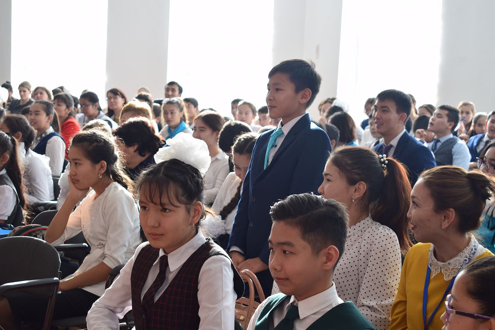 Aqtóbe oblysynyń belsendi oqýshylary «Adal Urpaq» eriktiler klýbynyń jıynyna qatysty