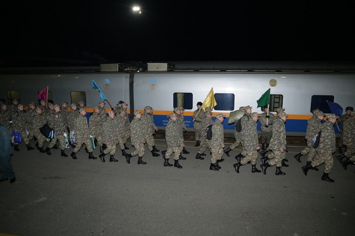 Shyǵys Qazaqstanda jas sarbazdar áskerı ómirge beıimdelip jatyr
