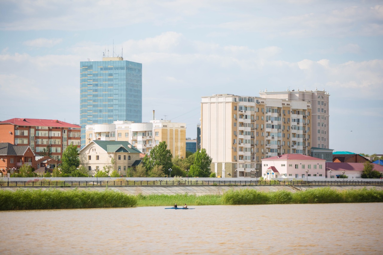 Atyraý ákimi qaramaǵyndaǵylarǵa «eski qalany»  súrý  jumystaryn jedeldetýdi tapsyrdy