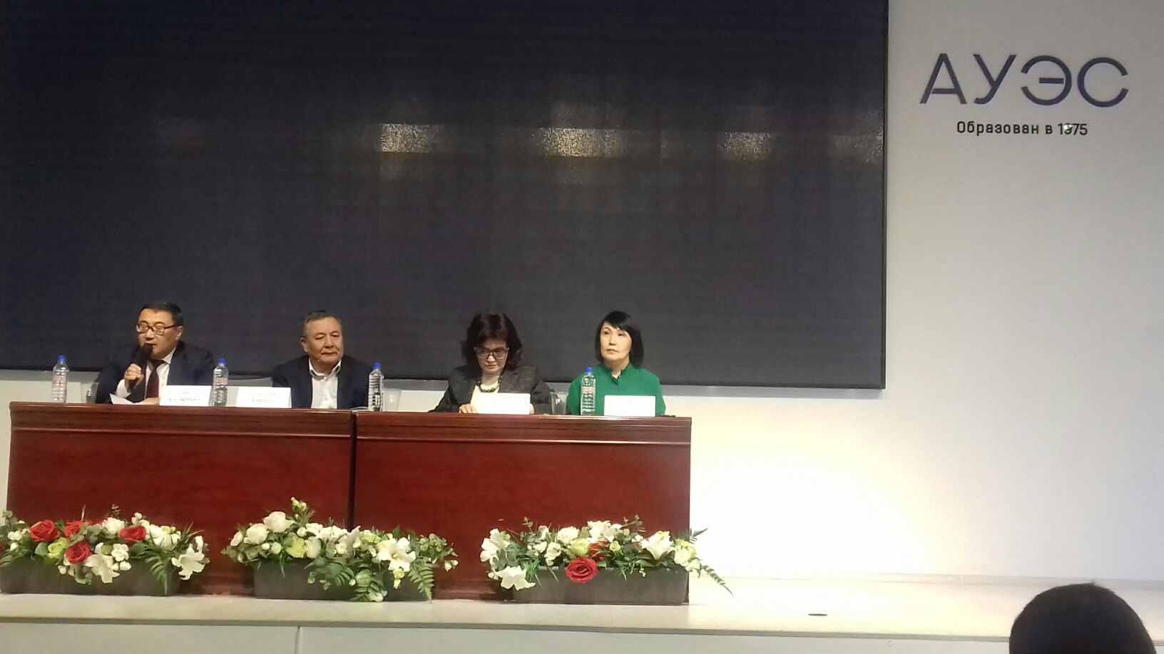 «Jańa álipbı negizindegi qazaq tili emlesiniń erejeleri» jobasy talqylandy