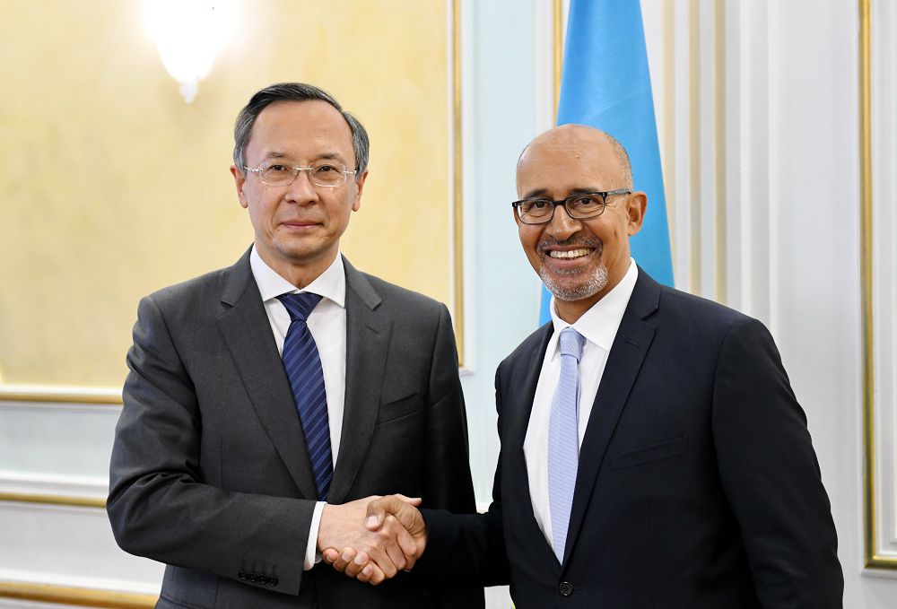 Q.Ábdirahmanov EQYU BAQ bostandyǵy jónindegi ókili A.Dezırmen kezdesti