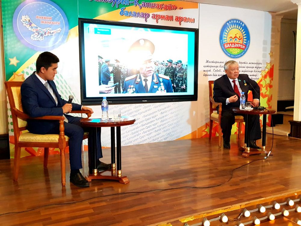 Halyq Qaharmany jas patrıottarmen júzdesti