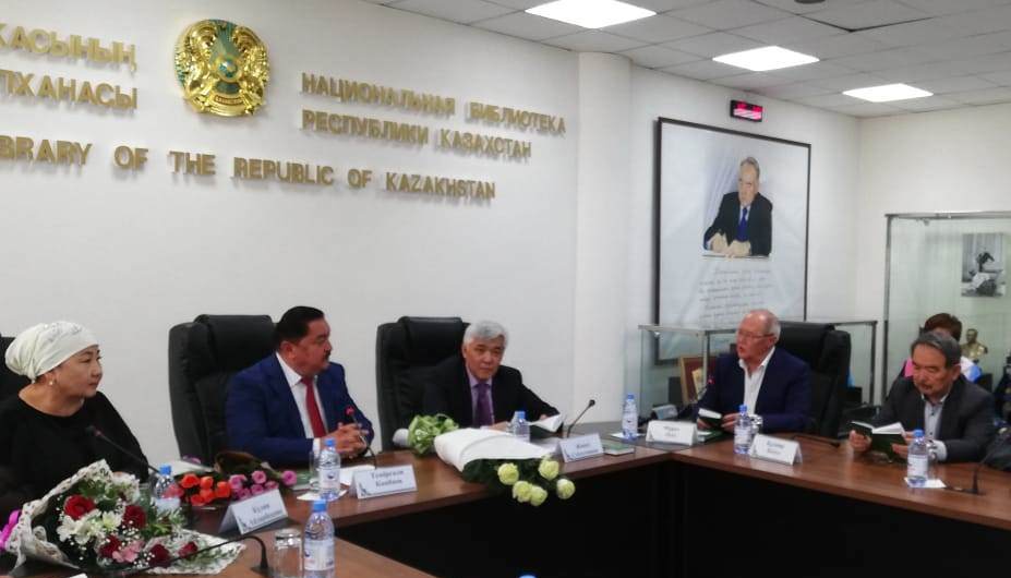 Almatyda Kúlııa Aıdarbekovanyń «Ákege qurmet» kitaby  tanystyryldy