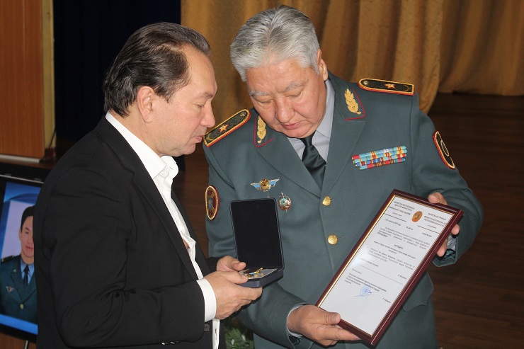 Ulttyq ulanda Denıs Tendi eske alyp, ákesine Denıske tıesili marapatty tabystady