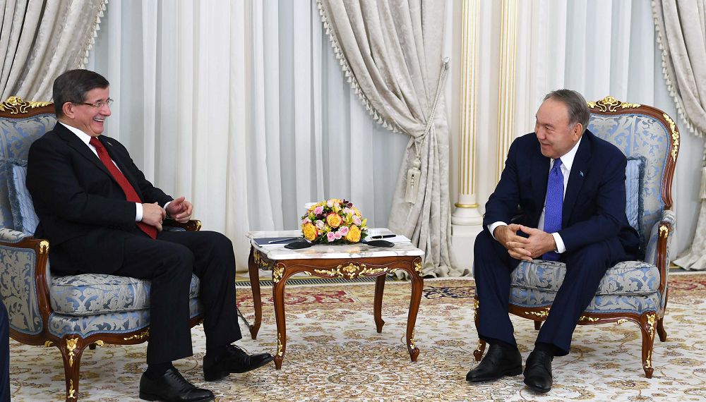 Túrkııanyń eks-Premer-mınıstrin qabyldady