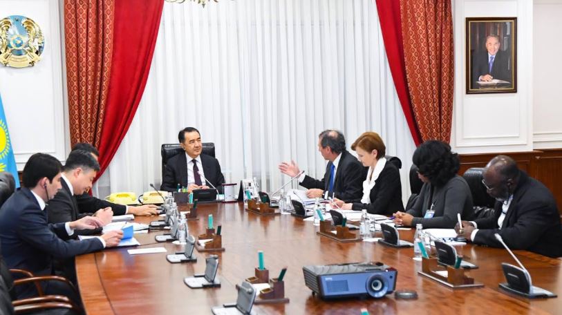 Úkimet úıinde Dúnıejúzilik bankpen seriktestiktiń jańa baǵyttary talqylandy