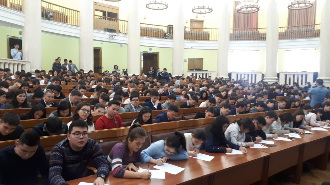 Almaty jurtshylyǵy jalpyhalyqtyq dıktant jazýǵa qatysty