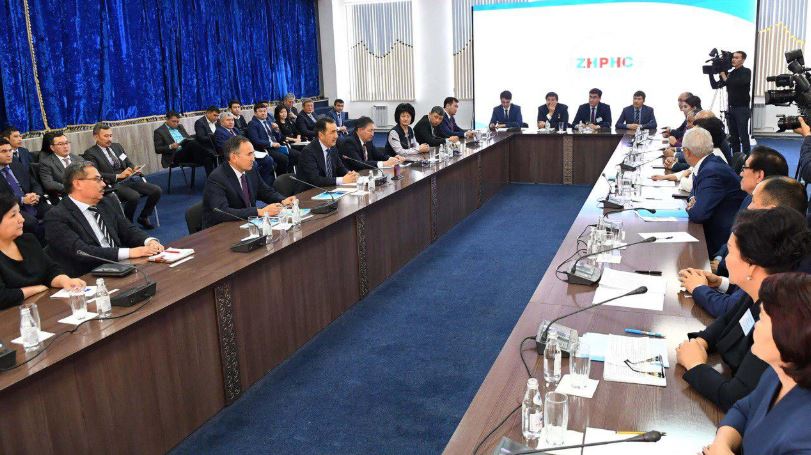 B.Saǵyntaev Jambyl oblysynyń bilim berý salasynyń mamandarymen kezdesti