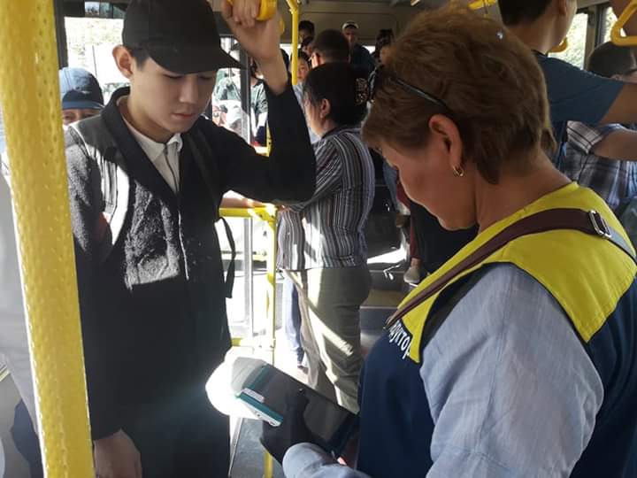 Atyraýda júrgizýshiler men avtobýs jolserikteriniń jalaqysy eki esege ósti