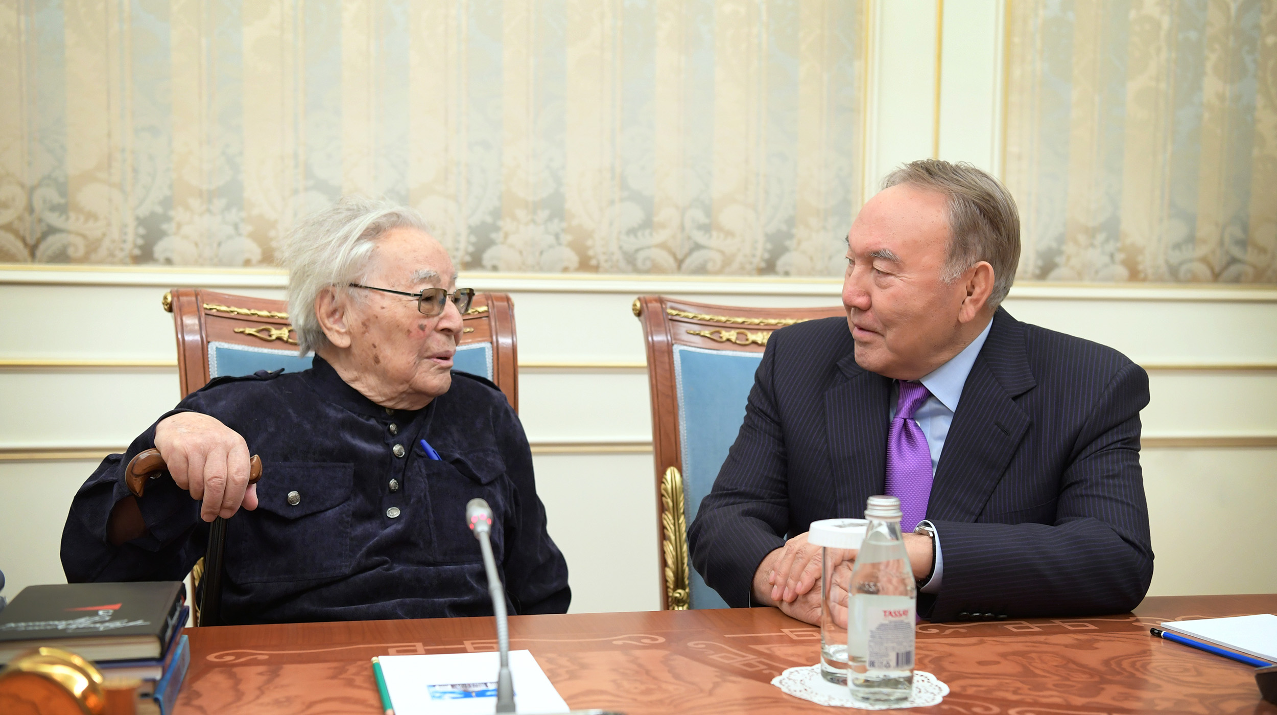 Memleket basshysy Qazaqstannyń halyq jazýshysy Ábdijámil Nurpeıisovti qabyldady