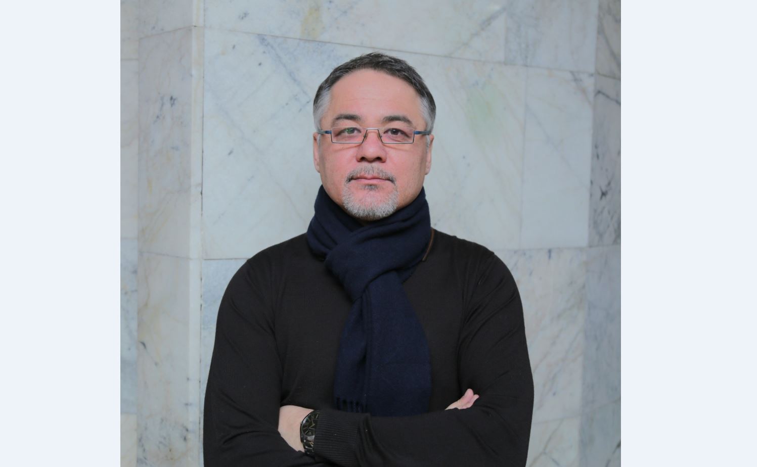 Almatyda belgili sahna sýretshisi Murat Saparovtyń kórmesi ótti