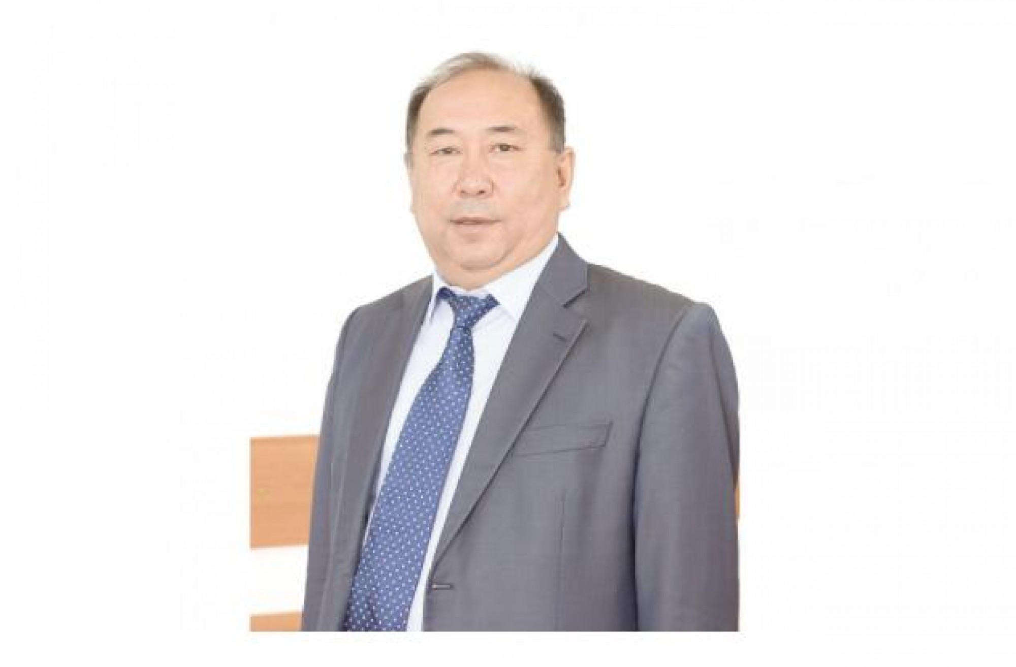 Baı bolsań halqyńa paıdań tısin