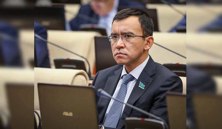 Máýlen Áshimbaev aýyl eńbekkerlerimen kezdesti