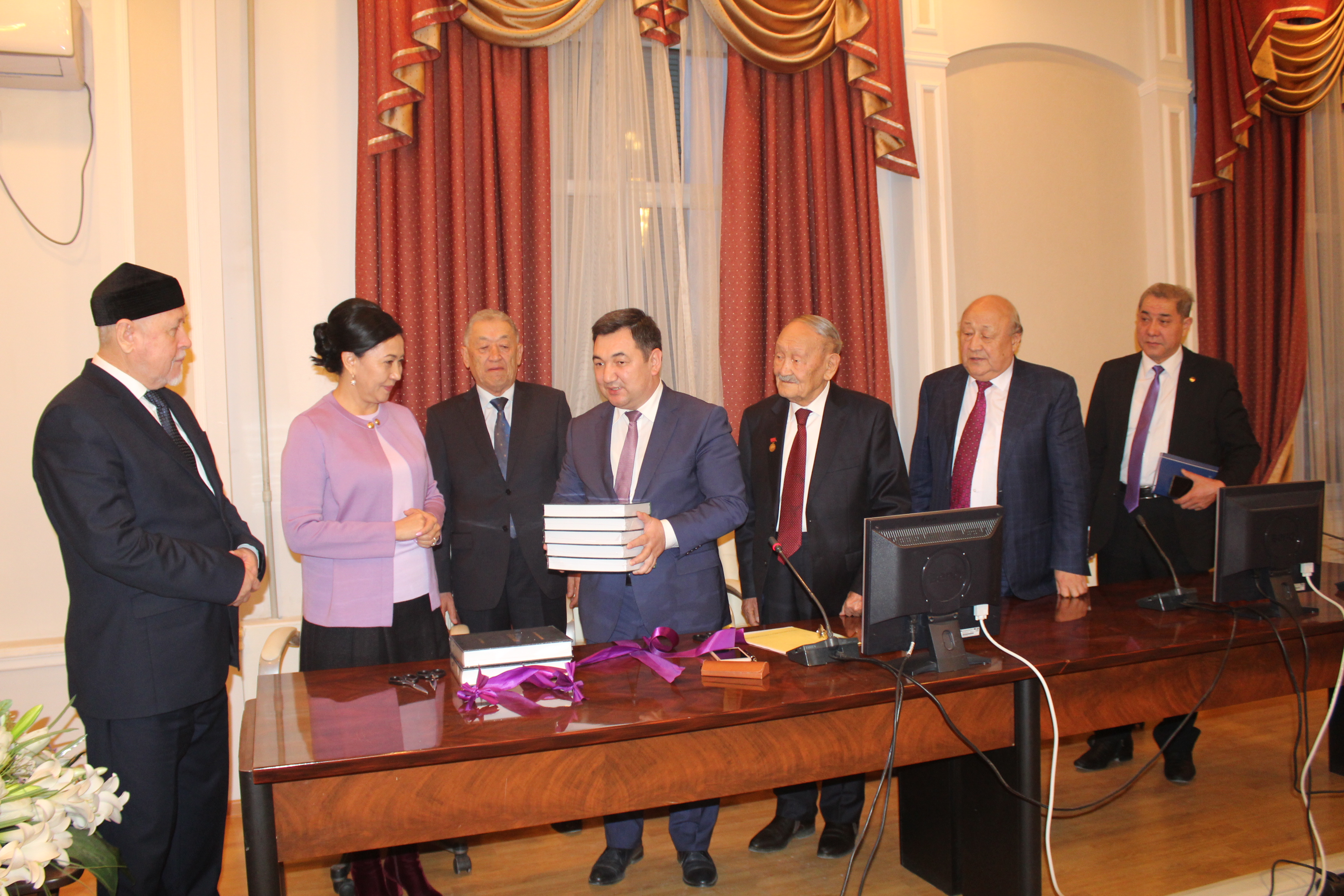 Shymkentte «Jamıǵat-at taýarıh» jáne «Zıkzal» kitaptarynyń tusaýkeseri ótti