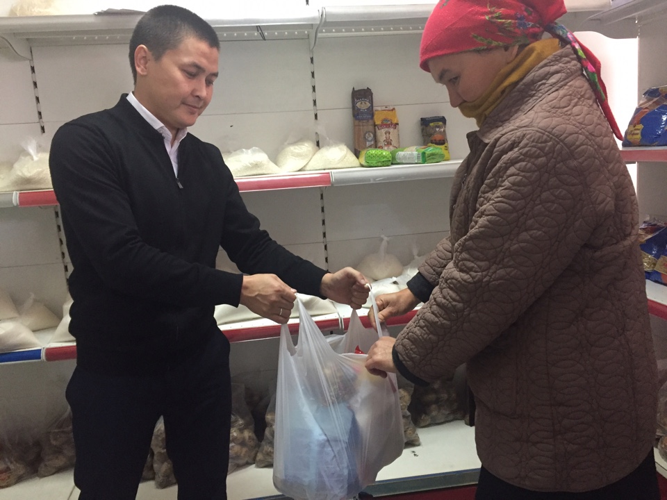 Qaıyrymdy qala turǵyndary tegin dúken ashty