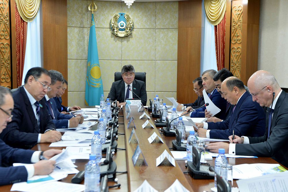 Senatta elimizdiń «jasyl ekonomıkaǵa» kóshý tujyrymdamasy talqylandy