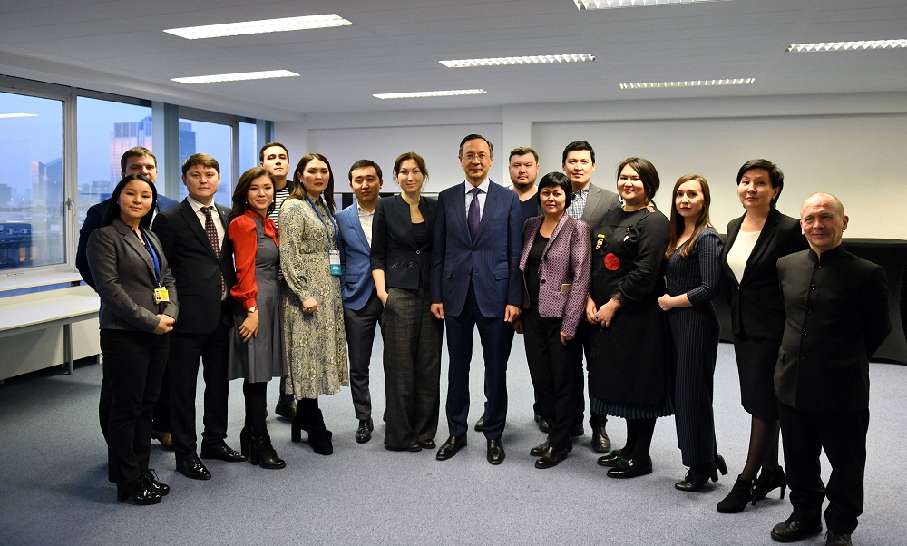 Qaırat Ábdirahmanov Brıýsselde qazaqstandyq jýrnalıstermen kezdesti