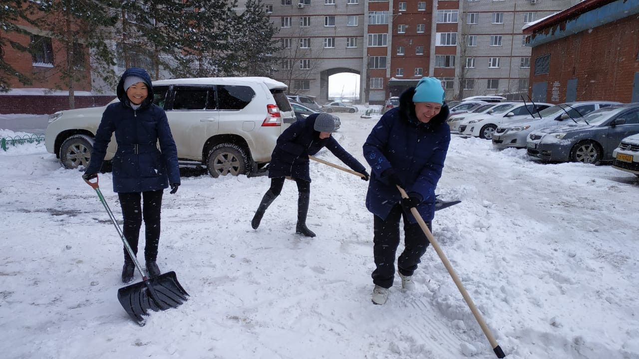 Astanalyqtar kommýnaldyq qyzmetterge kómektesti