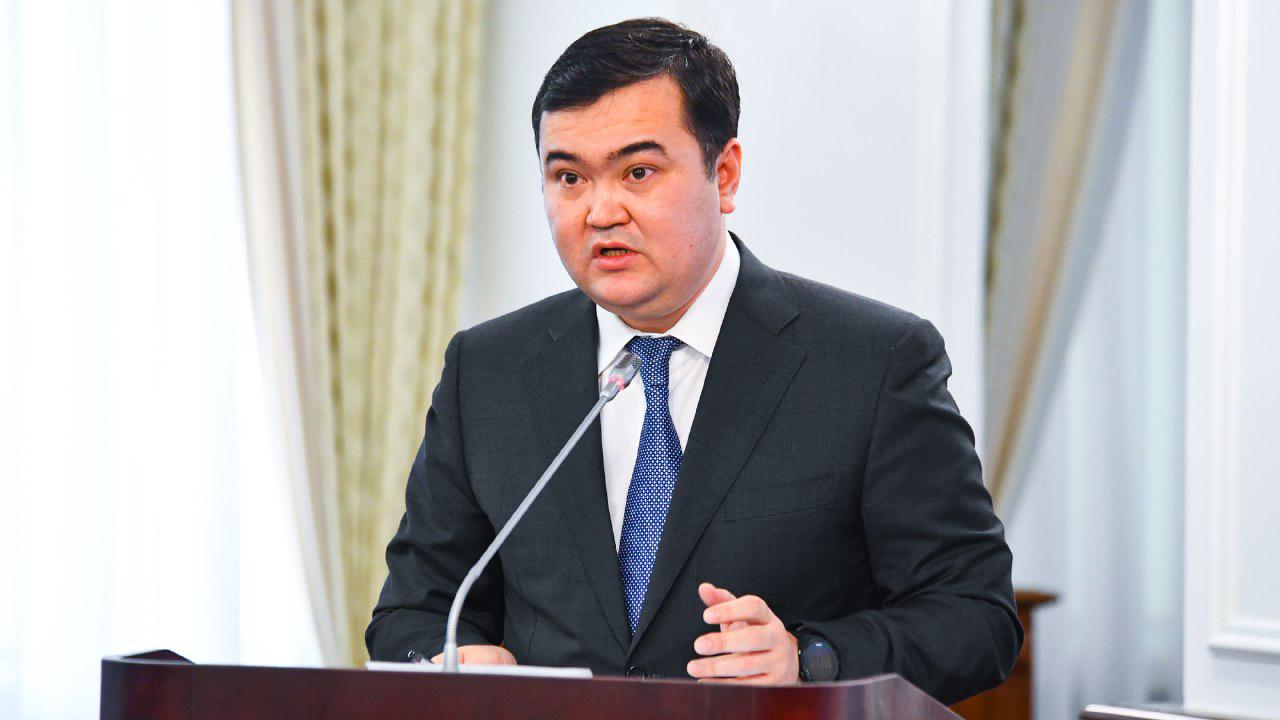 J. Qasymbek kómirdiń satylý baǵasy túpki jáne bólshek saýda oryndaryna 15-20%-ǵa tómendeıtinin aıtty