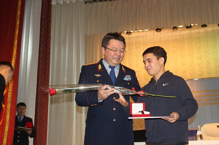 Qostanaıda polısııanyń qoǵamdyq kómekshileri marapattaldy