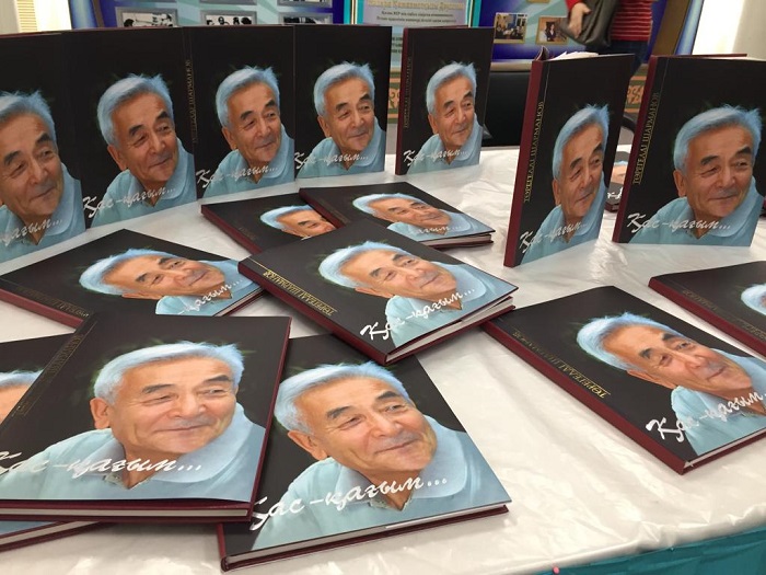 Akademık Tóregeldi Sharmanovtyń ómir joly týraly kitap tanystyryldy