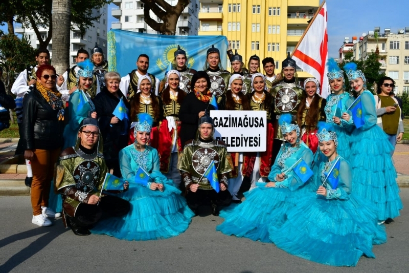 Qaraǵandynyń ónerli órenderi Túrkııada kók týdy jelbiretti