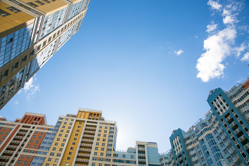 Kómek pen eńbek jańa qonysty qutty etedi