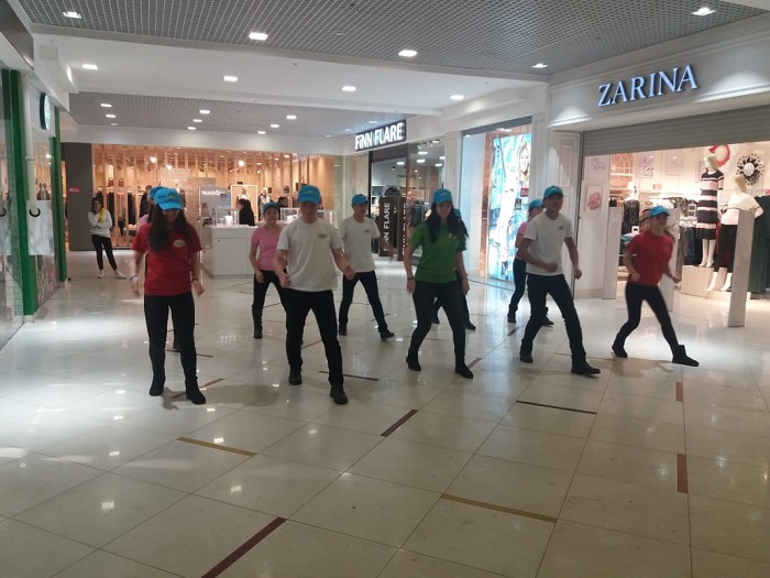 Qostanaılyq stýdentter áıelderdi jábirleýge qarsy fleshmob ótkizdi