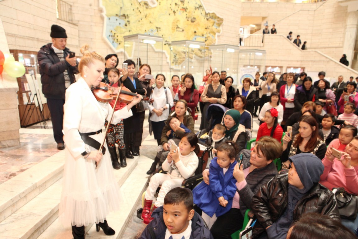 Almatyda múmkindigi shekteýli balalardyń kórmesi ashyldy