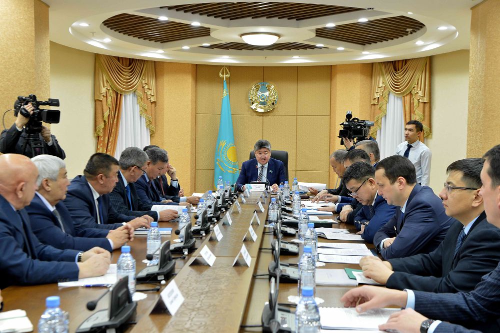 Senatorlar jer qoınaýyn paıdalaný máselelerin talqylady