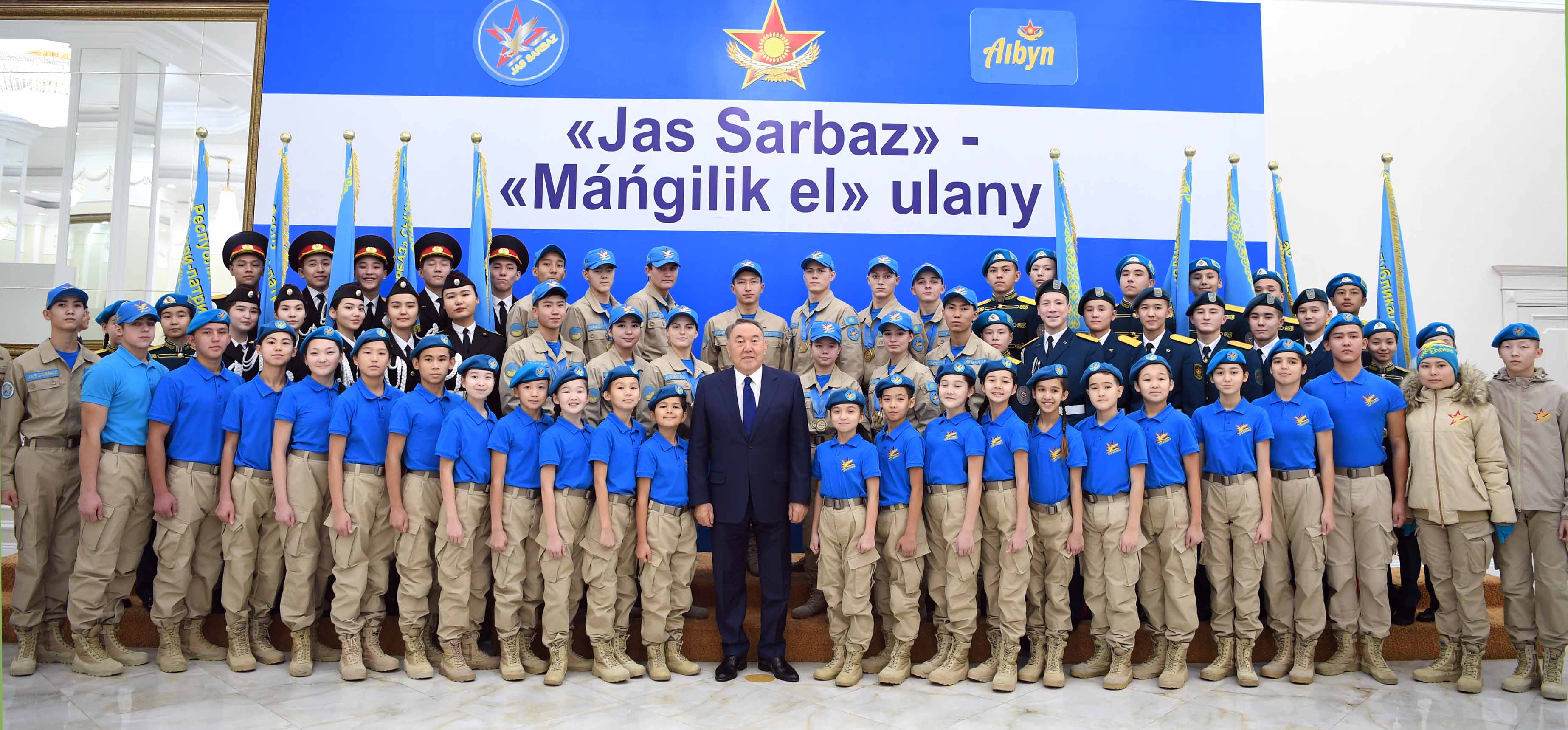 Elbasy «Jas sarbaz» balalar men jasóspirimder áskerı-patrıottyq qozǵalysy» tárbıelenýshilerimen kezdesti